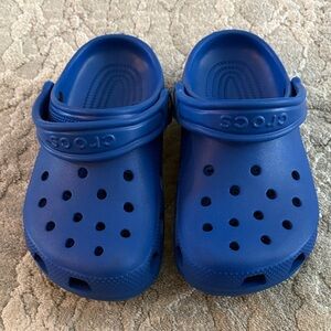 CROCS Kids Classic Clog in Bright Blue size J2